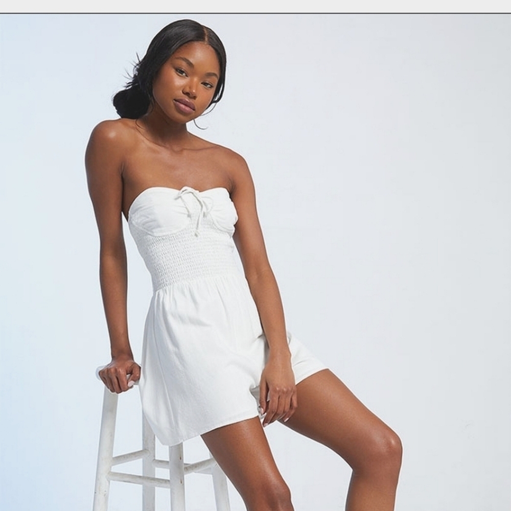 PACSUN LA Hearts Strapless Smocked Bodice Romper in white. Size XS NWT
